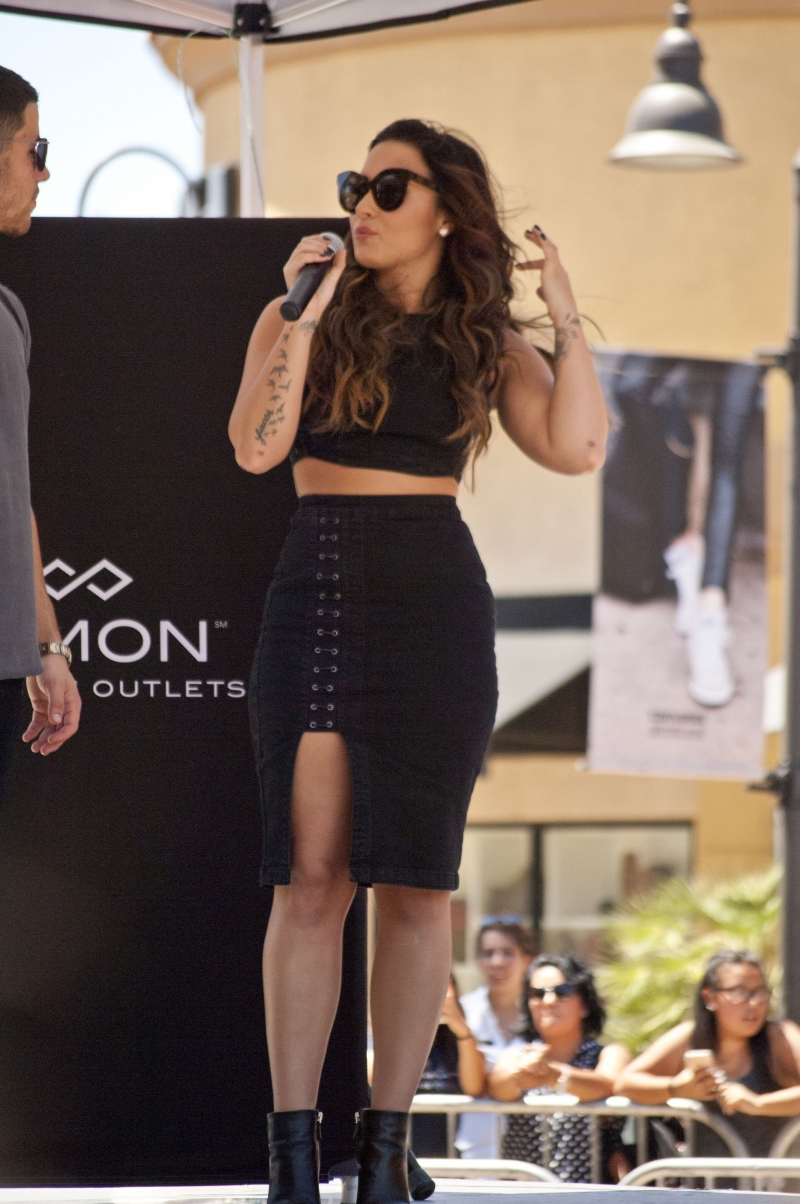 Demi Lovato siyah yırtmaçlı elbiseyle etkinlikte
