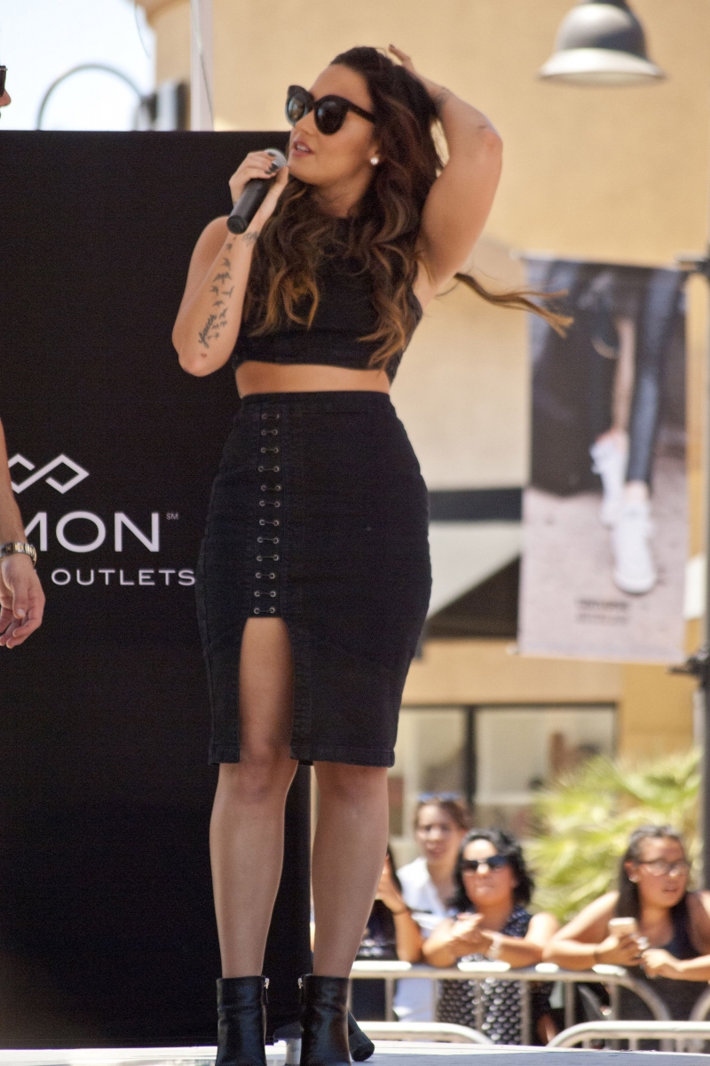 Demi Lovato siyah yırtmaçlı elbiseyle etkinlikte