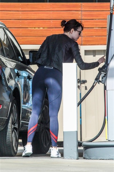 Emma Stone taytla benzin istasyonunda