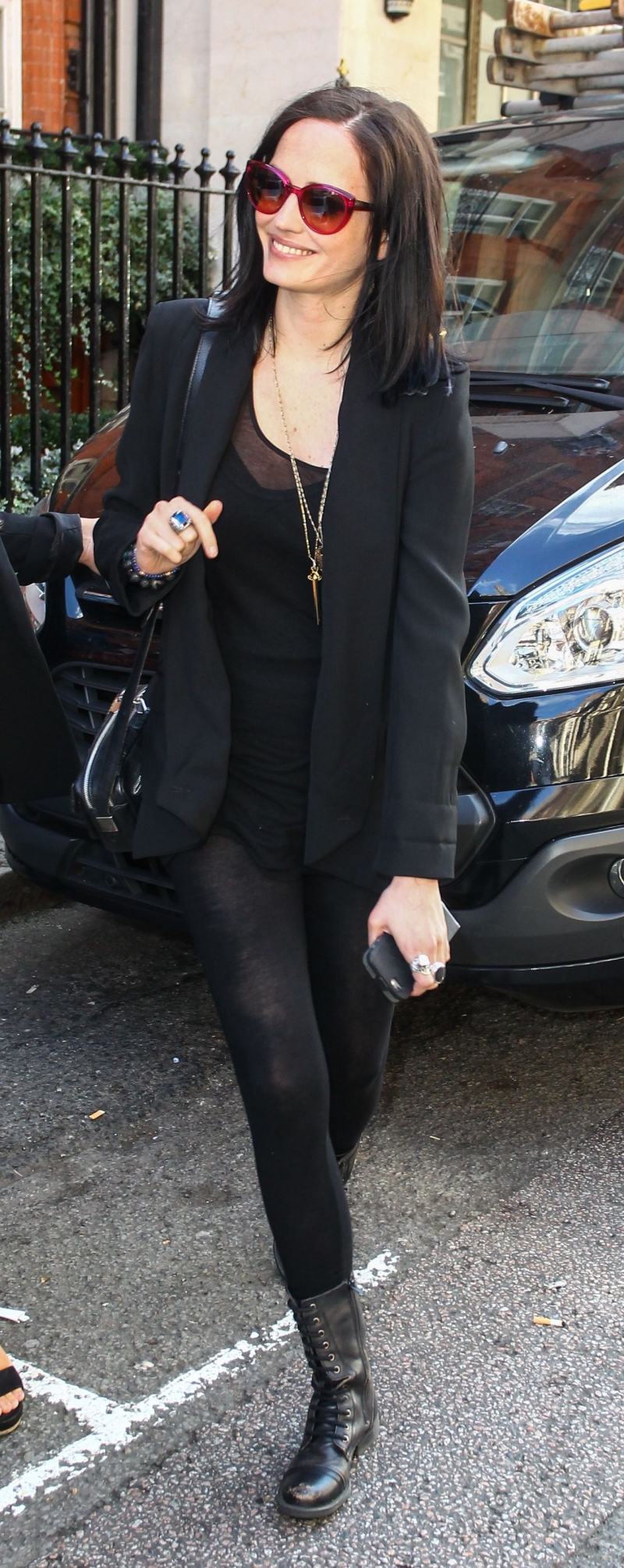 Eva Green siyah mini elbiseyle sokakta
