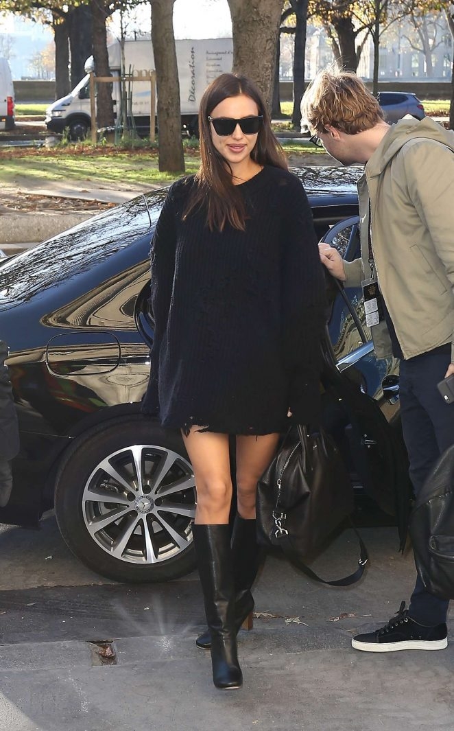 Irina Shayk mini ve güneş gözlüğü ile sokakta