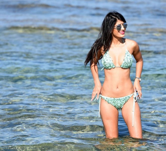 Jasmin Walia yeşil bikiniyle denizde