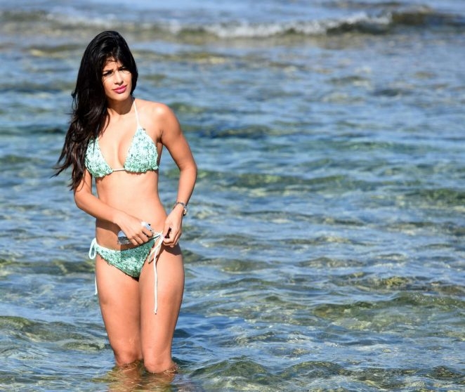 Jasmin Walia yeşil bikiniyle denizde