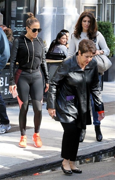 Jennifer Lopez tayt ve güneş gözlüğü ile sokakta