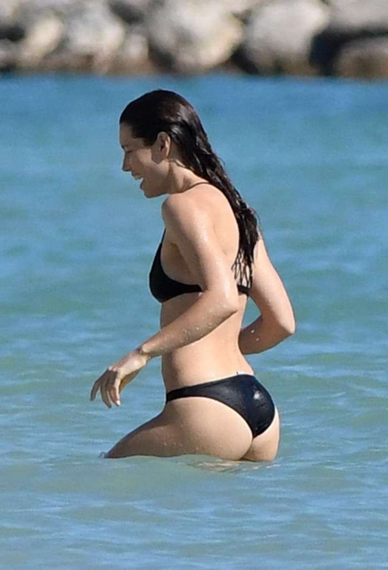 Jessica Biel siyah bikiniyle plajda