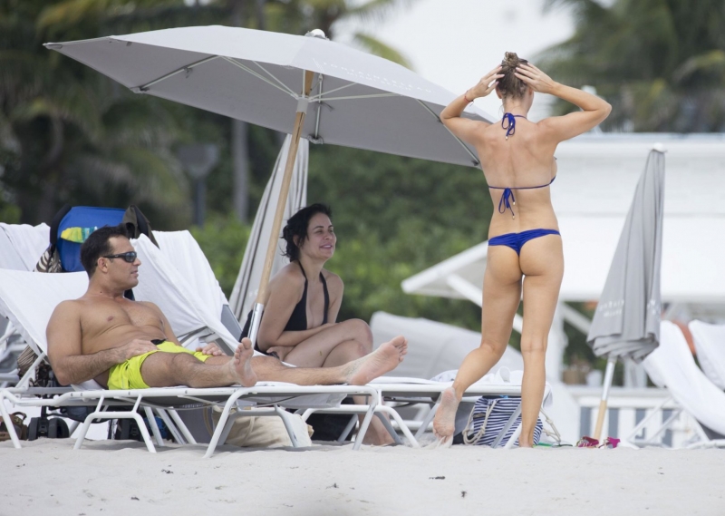 Joanna Krupa lacivert bikiniyle plajda
