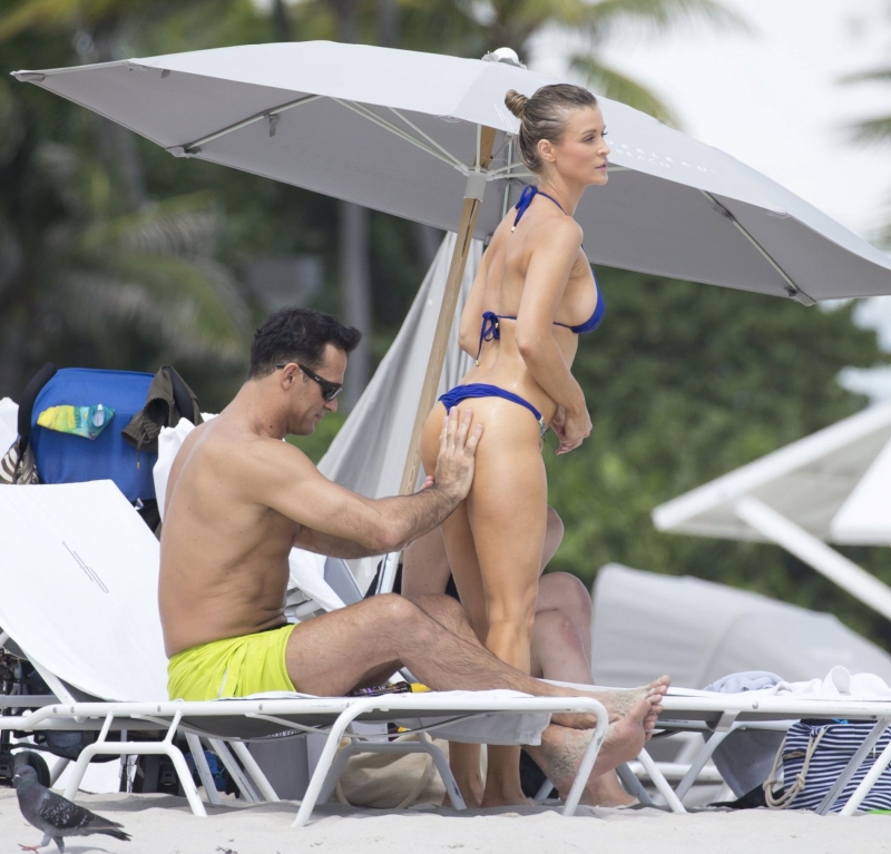 Joanna Krupa lacivert bikiniyle plajda