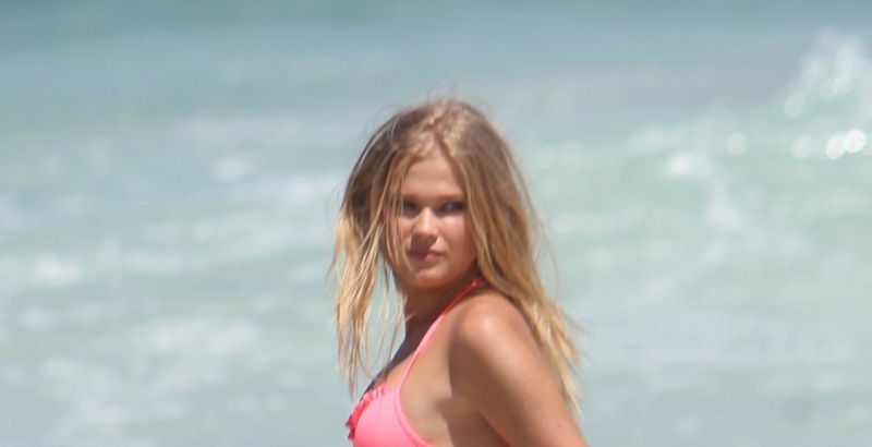 Josephine Skriver bikini ve mayo ile deniz kenarında