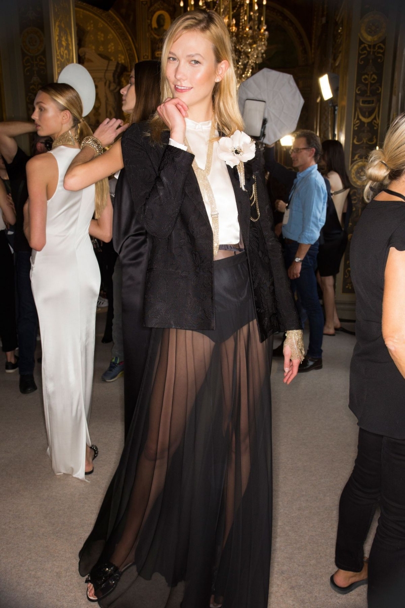 Karlie Kloss transparan kostümüyle podyumda