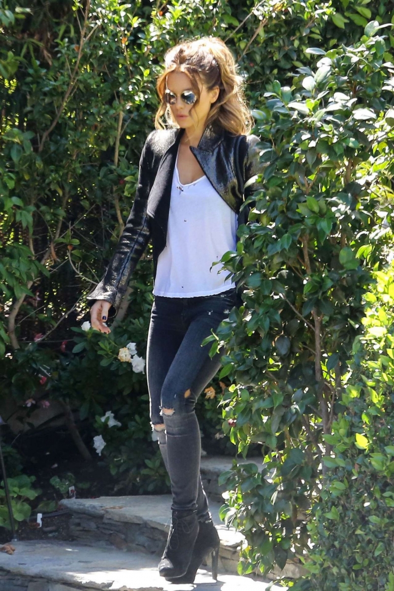 Kate Beckinsale siyah deri mont ve kot pantolonla sokakta