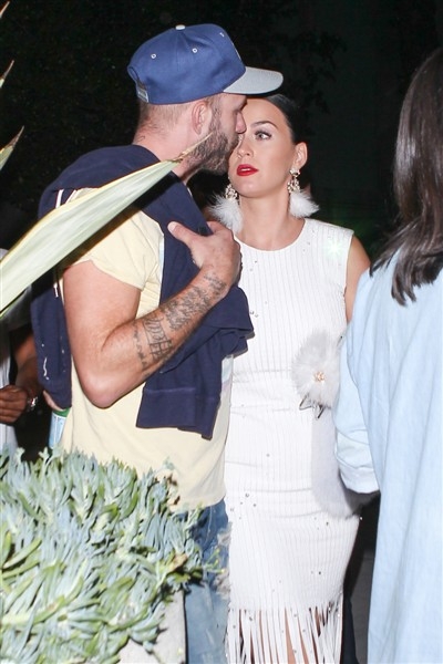 Katy Perry beyaz elbiseyle etkinlikte