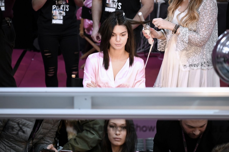 Kendall Jenner pembe gecelikle kuliste