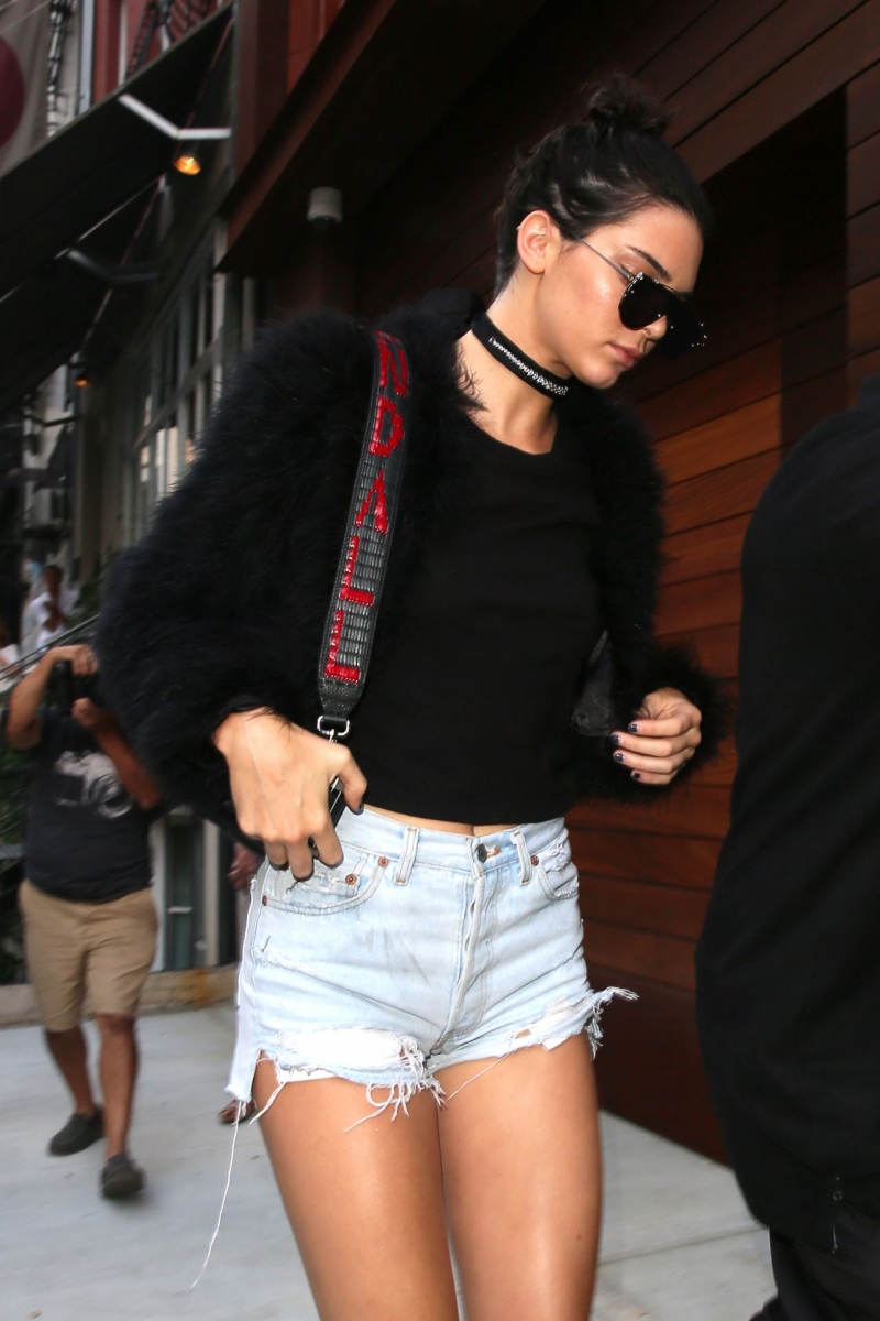 Kendall Jenner mini kot şort ile sokakta