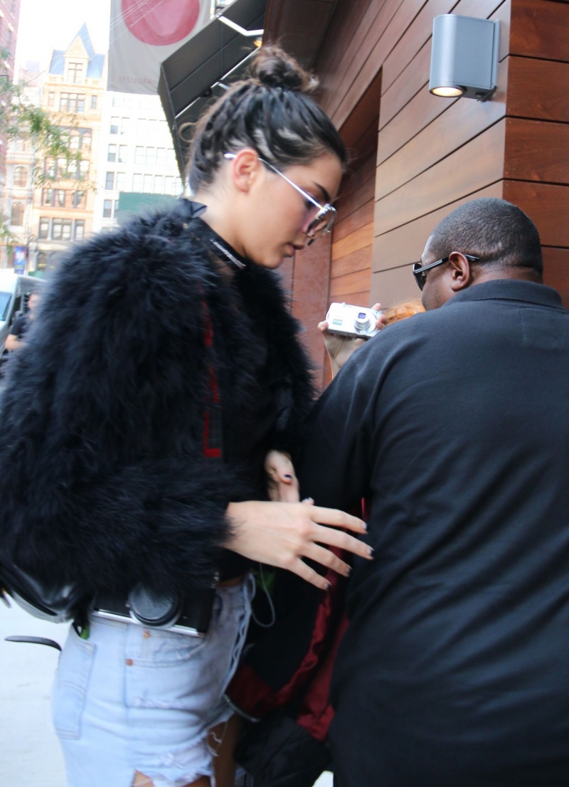 Kendall Jenner mini kot şort ile sokakta