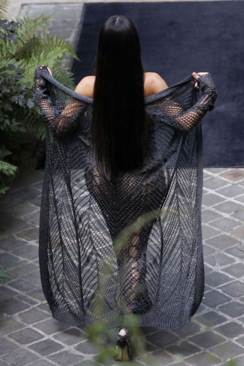Kim Kardashian transparan kostüm ile