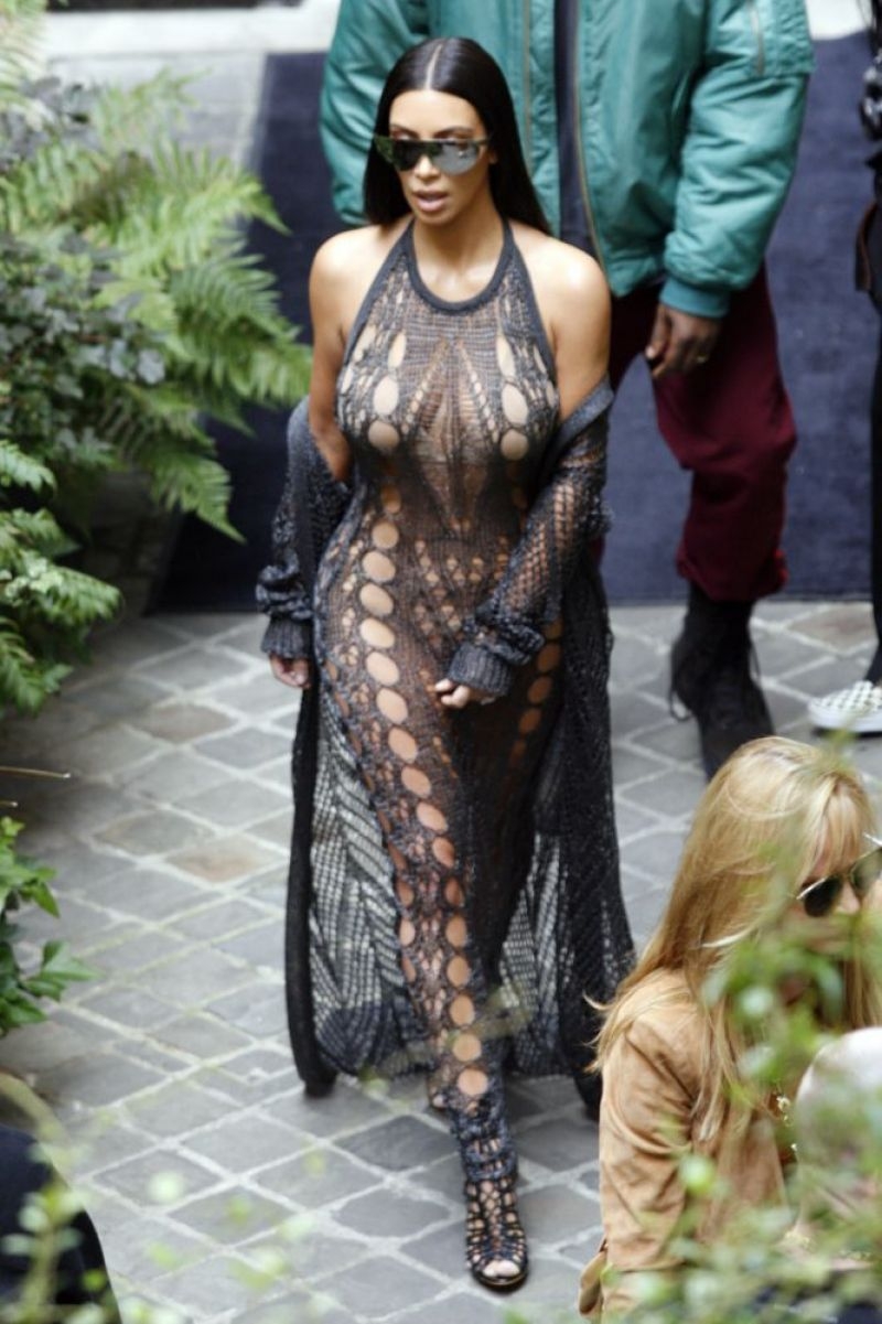 Kim Kardashian transparan kostüm ile