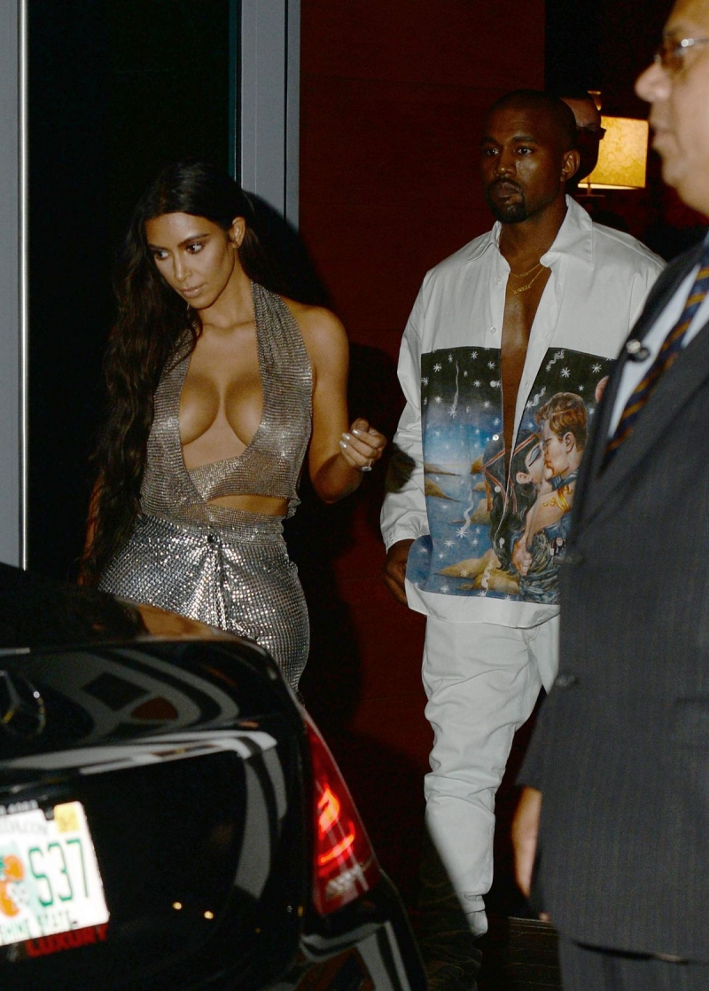 Kim Kardashian göğüs dekolteli gri parlak elbise ile