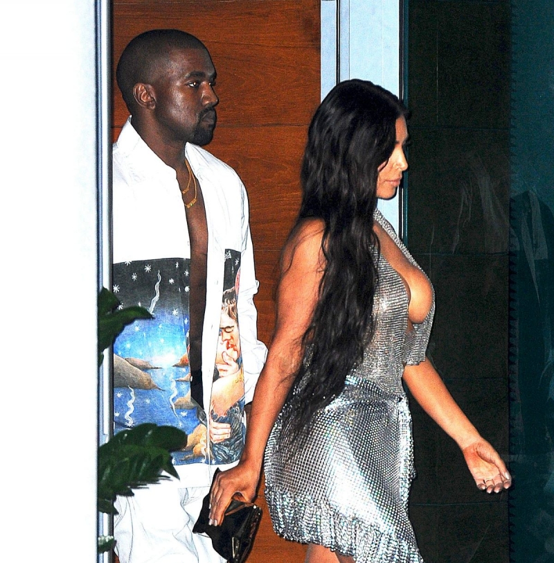 Kim Kardashian göğüs dekolteli gri parlak elbise ile