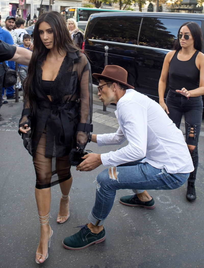 Kim Kardashian'ın kalçasına dokunmaya çalıştı