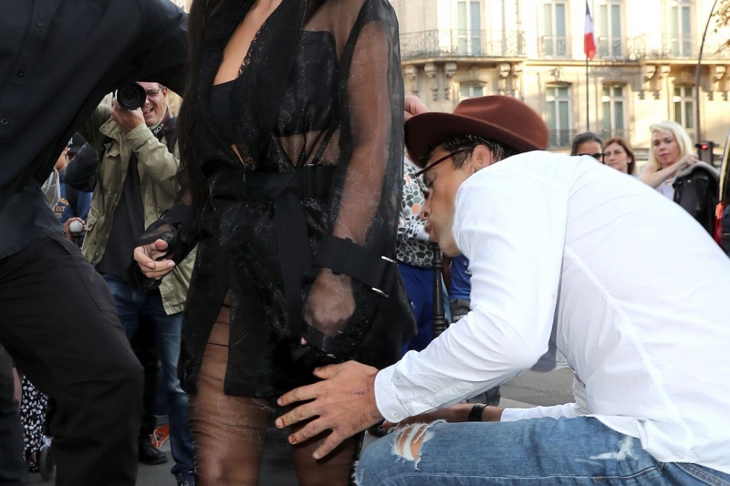 Kim Kardashian'ın kalçasına dokunmaya çalıştı