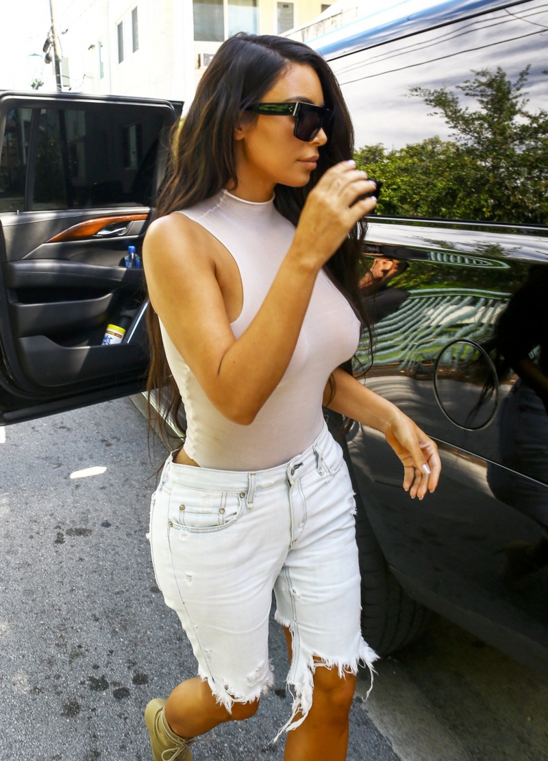 Kim Kardashian transparan bluz ile