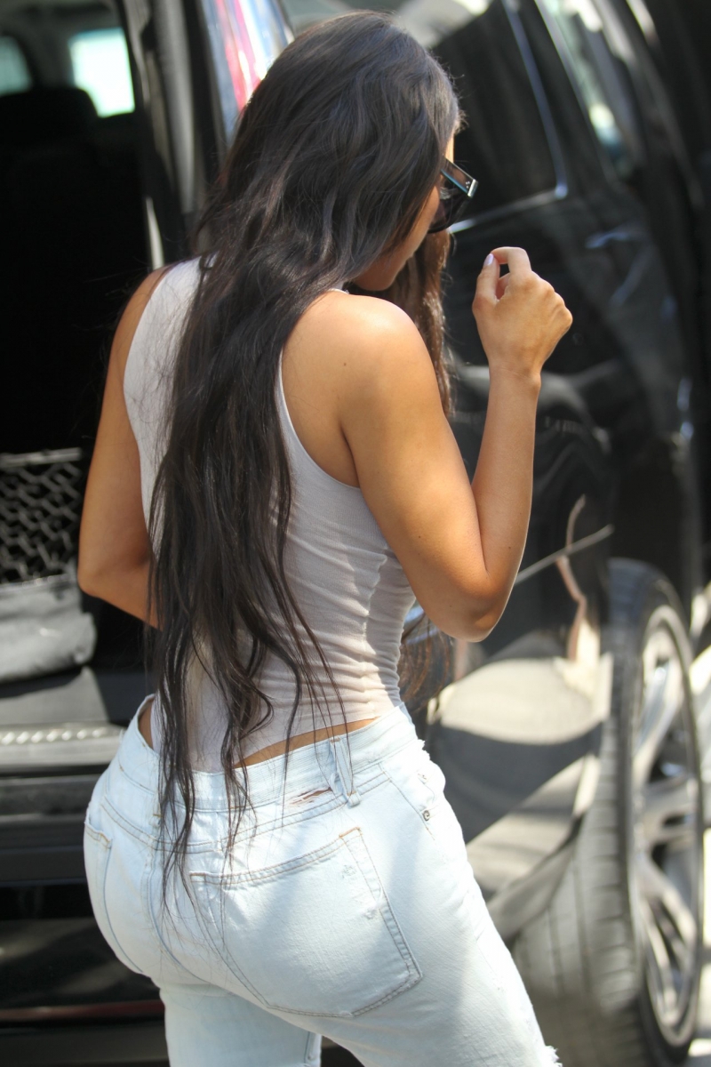 Kim Kardashian transparan bluz ile