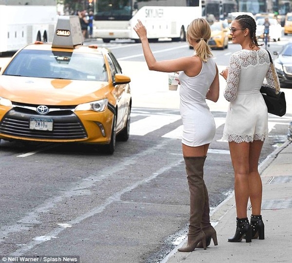 Kimberley Garner beyaz mini elbiseyle sokakta