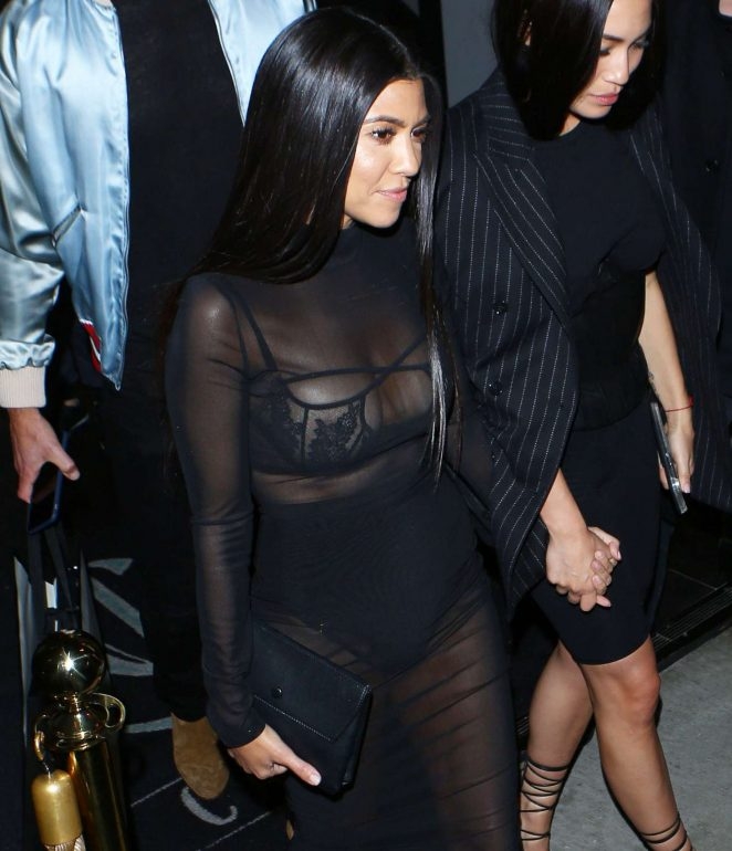 Kourtney Kardashian siyah dekolte elbisesiyle etkinlikte