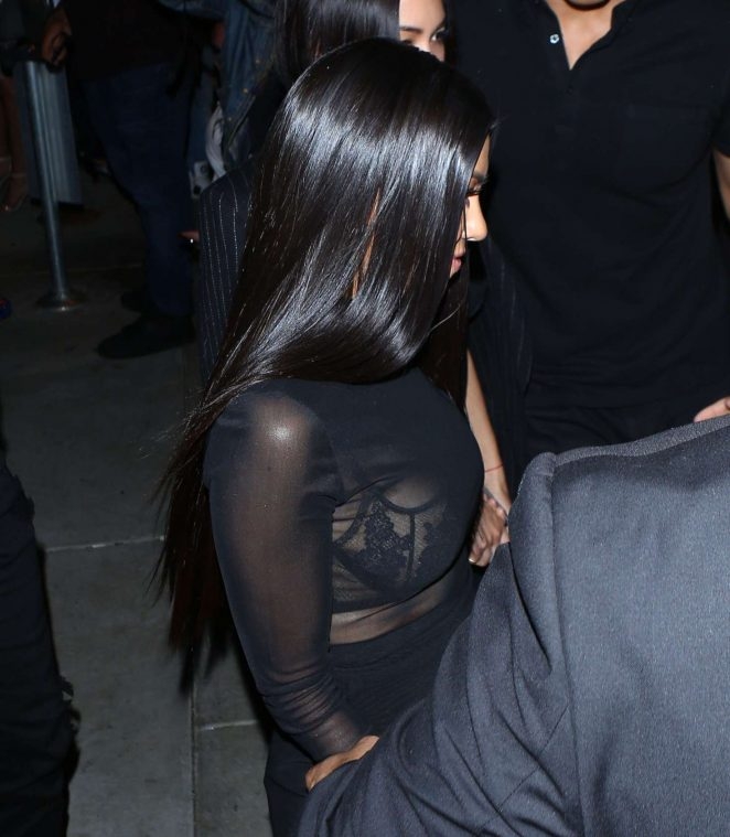 Kourtney Kardashian siyah dekolte elbisesiyle etkinlikte