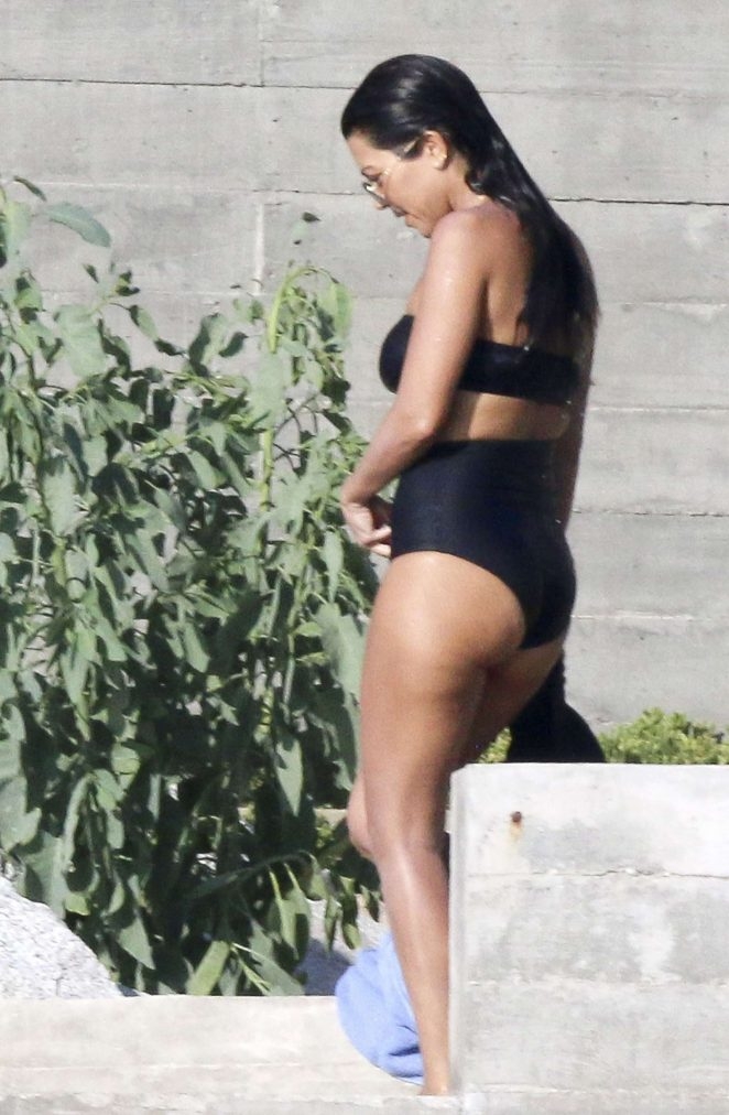 Kourtney Kardashian siyah bikinisiyle