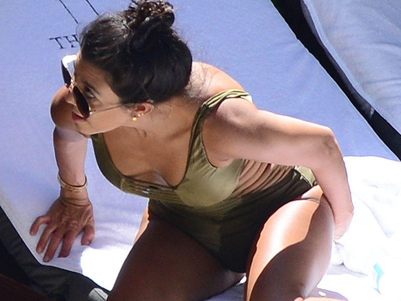 Kourtney Kardashian yeşil mayosuyla Miami'de