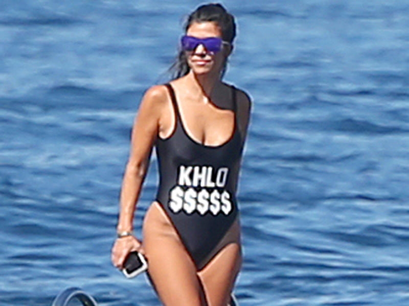 Kourtney Kardashian siyah mayo ile sahilde 