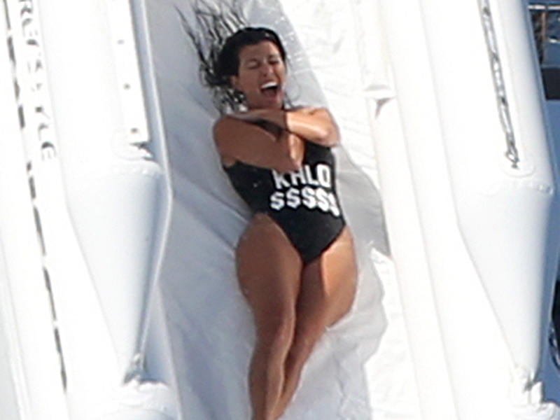 Kourtney Kardashian siyah mayo ile sahilde 