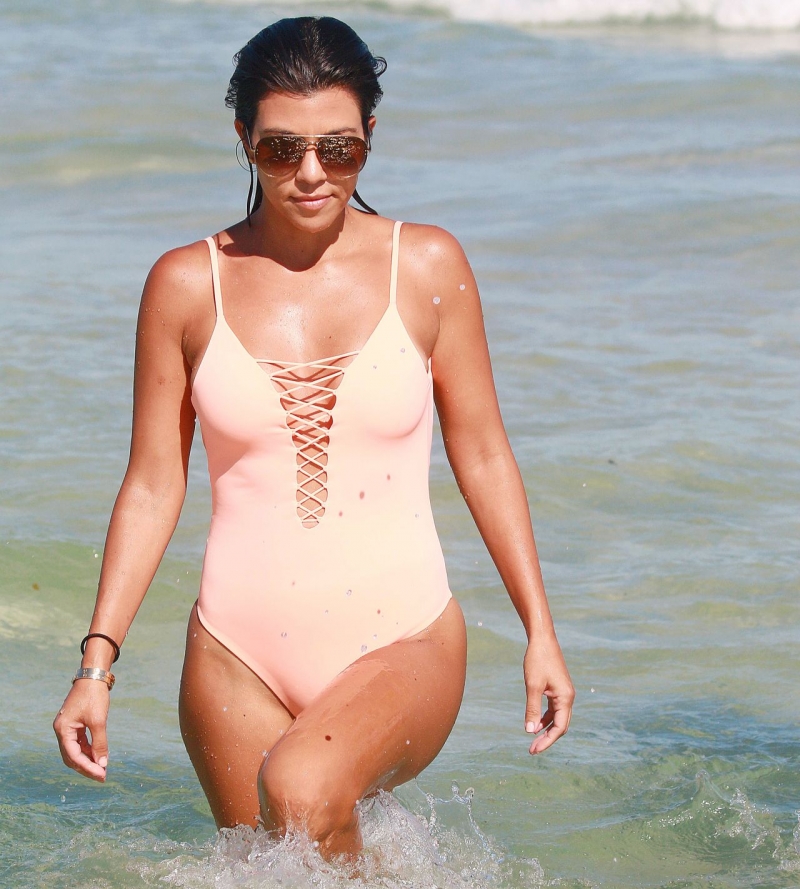 Kourtney Kardashian ipli mayosuyla Miami sahilinde