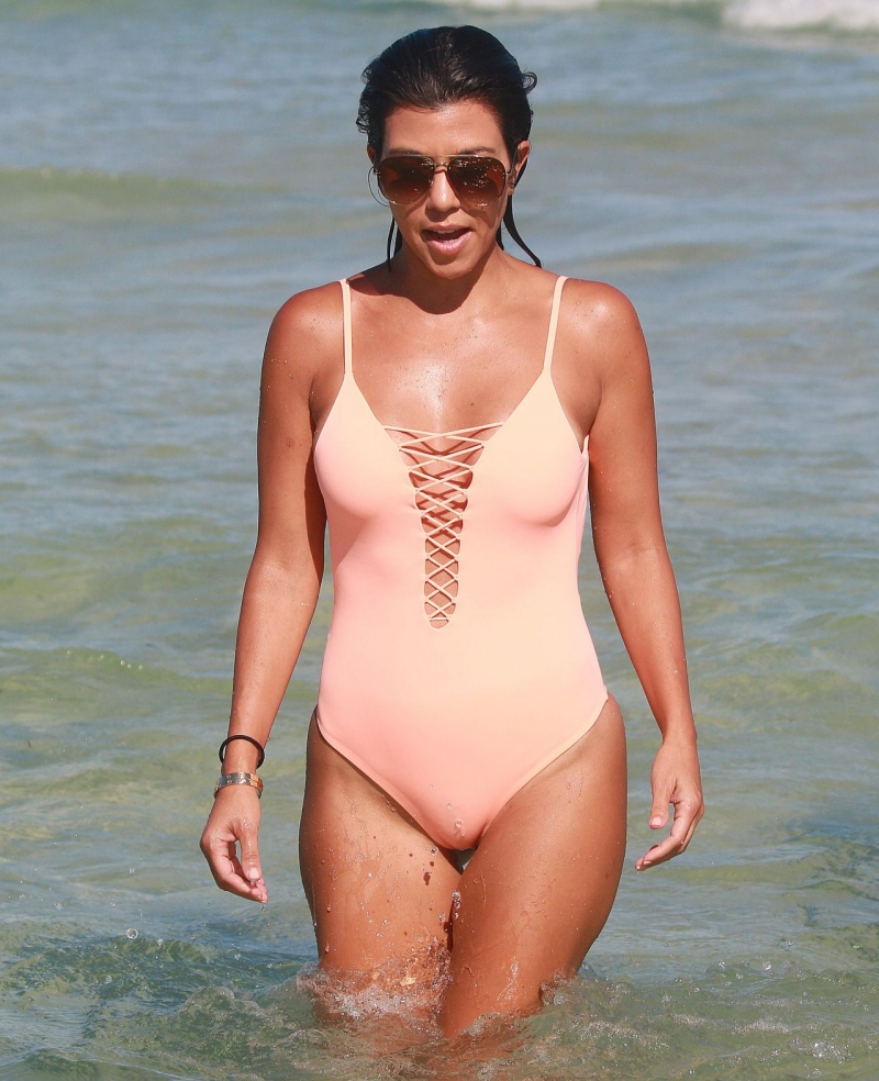 Kourtney Kardashian ipli mayosuyla Miami sahilinde