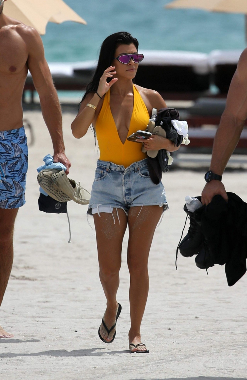 Kourtney Kardashian sarı mayosuyla Miami plajında