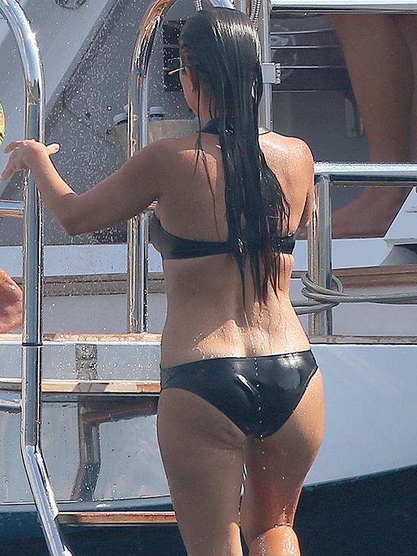 Kourtney Kardashian bikiniyle deniz yatağında