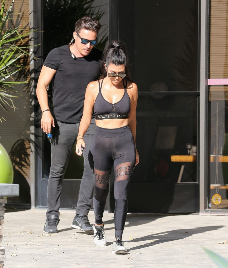 Kourtney Kardashian siyah taytıyla Calabasta
