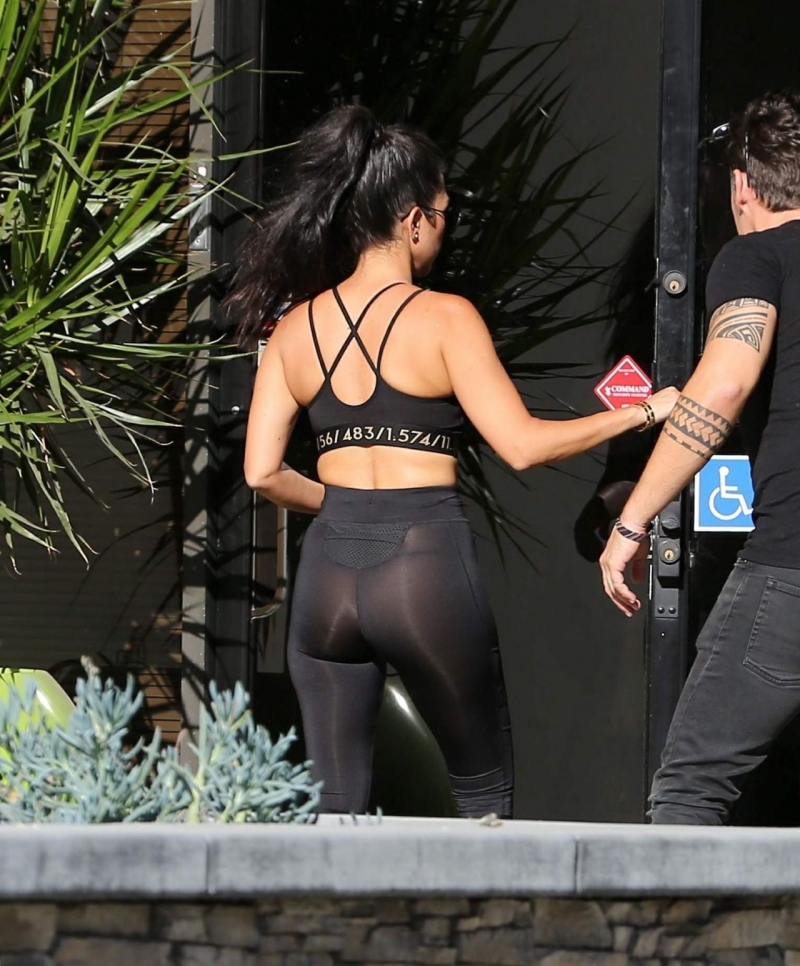 Kourtney Kardashian siyah taytıyla Calabasta