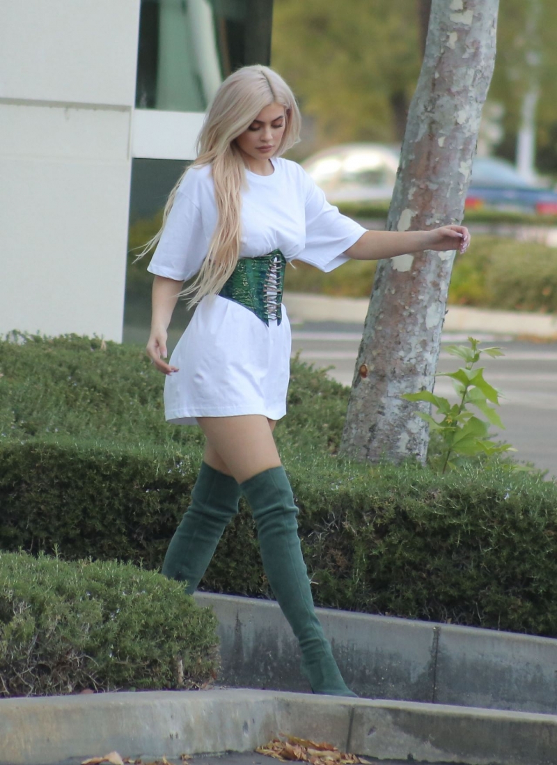 Kylie Jenner yeşil çizme ve mini ile