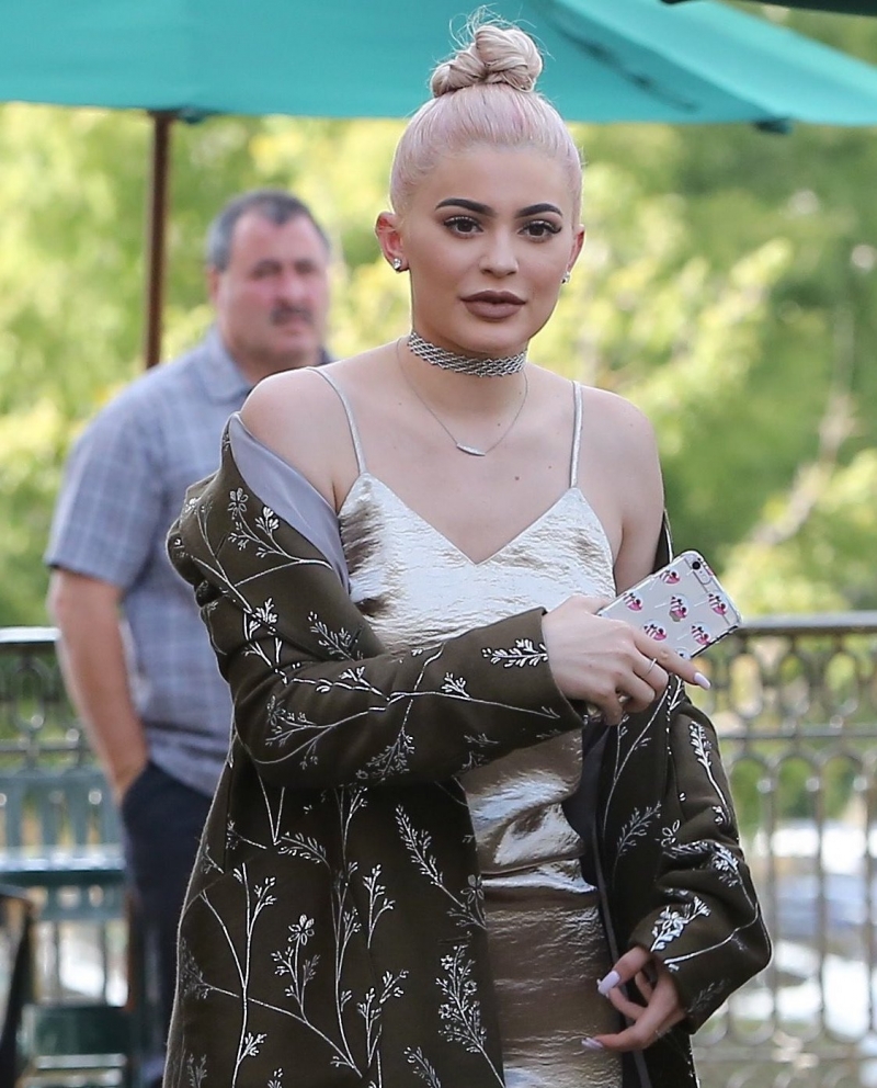 Kylie Jenner saten mini elbise ile Calabasas'ta
