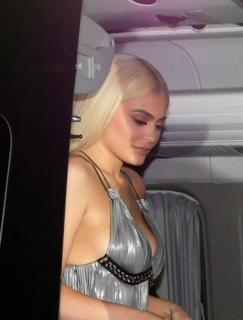 Kylie Jenner göğüs dekolteli gri elbise ile