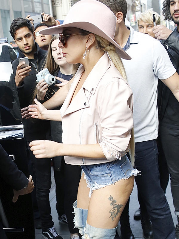 Lady Gaga mini kot şortla