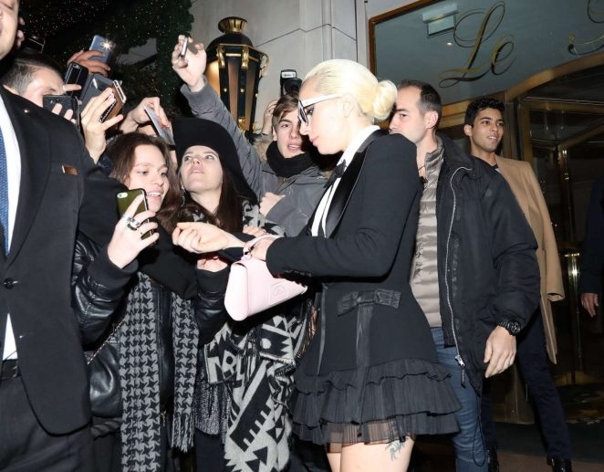 Lady Gaga siyah mini elbiseyle