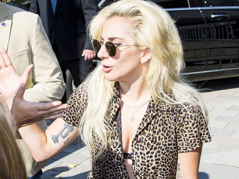 Lady Gaga göğüs dekolteli bluzla