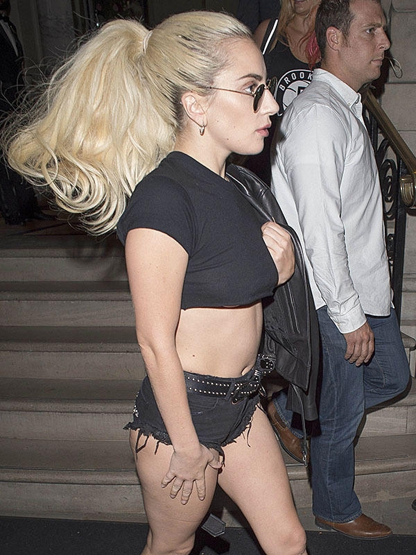 Lady Gaga siyah kot şortla