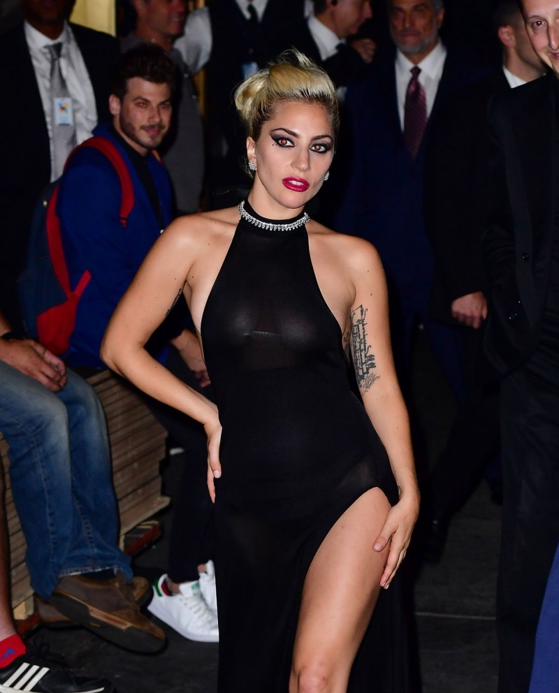 Lady Gaga transparan siyah yırtmaçlı elbiseyle