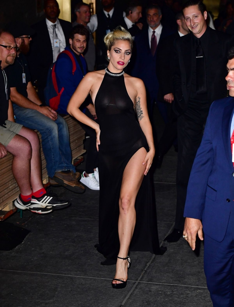 Lady Gaga transparan siyah yırtmaçlı elbiseyle