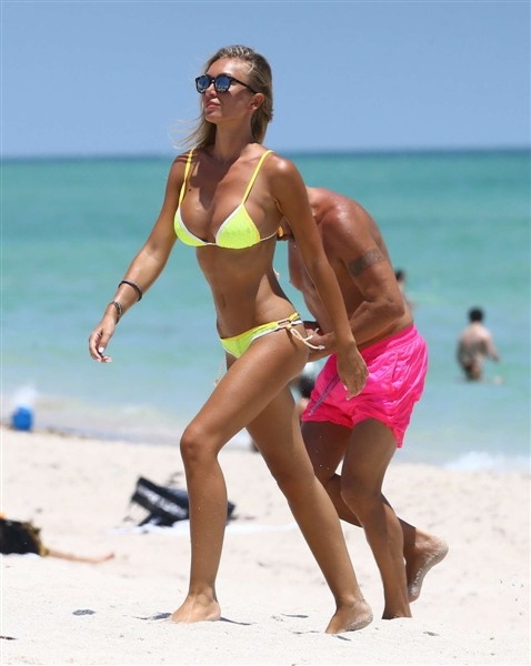 Laura Cremaschi bikiniyle plajda
