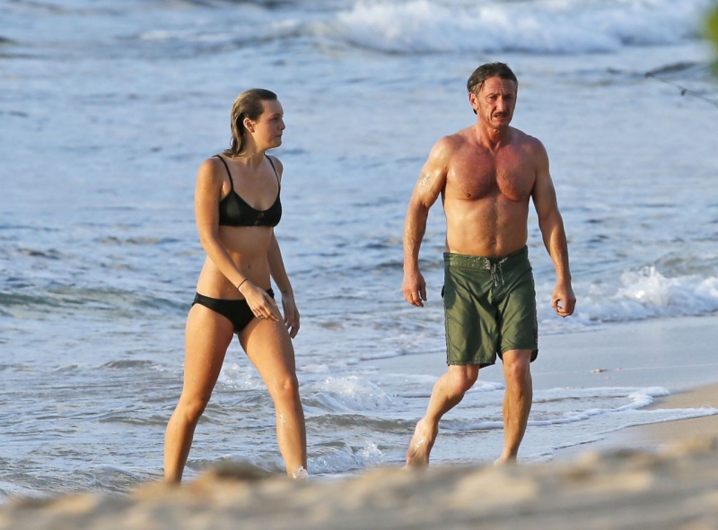 Leila George ve Sean Penn, Hawaii plajında